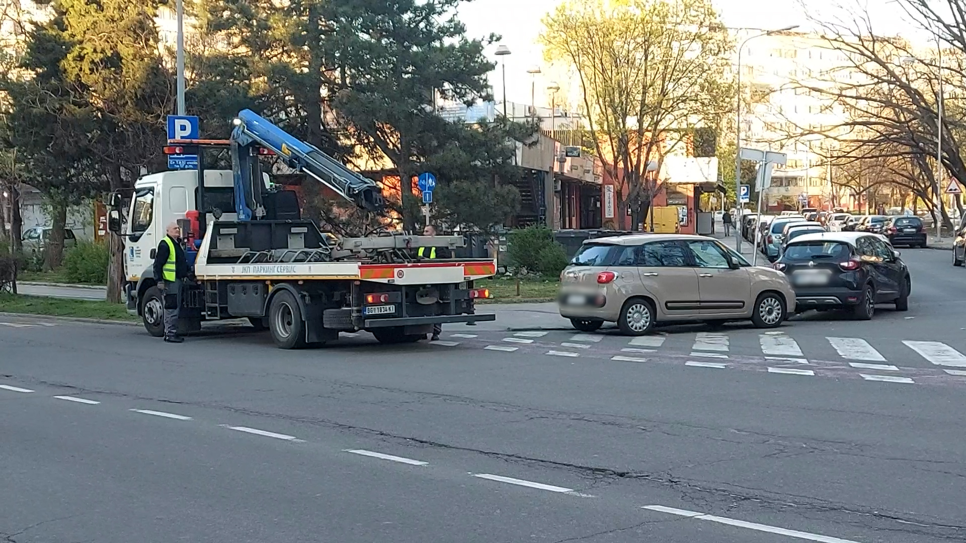 Utekao od parking servisa Parkirao nasred pešačkog na Novom Beogradu