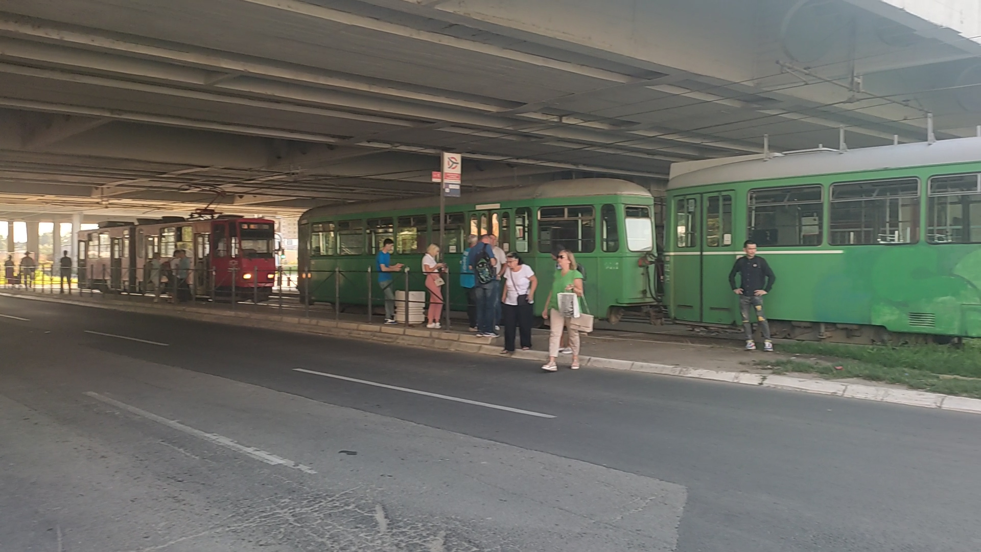 Ogromne Gu Ve Putnici Iz Pet Vozila Krenuli Na Jedan Autobus Stali