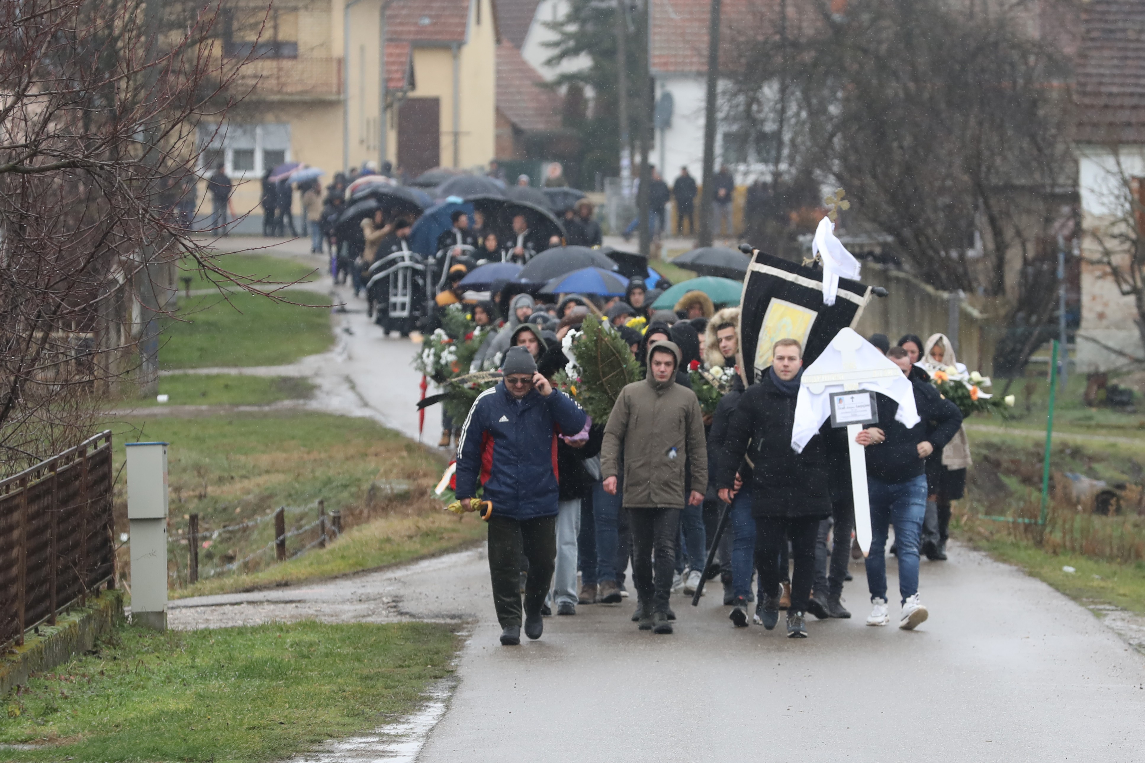 Tu Na Povorka Krenula Iz Porodi Ne Ku E Tragi No Stradale Peva Ice