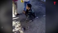 Vršio je veliku nuždu nasred ulice i popio batine zbog toga