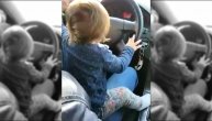 Stavio dete za volan na autoputu a snimatelj umirao od smeha