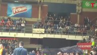 Navijači Crvene zvezde transparentom provocirali Partizan