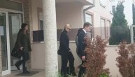 Nataša Bekvalac u pratnji advokata napušta kuću