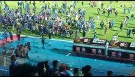 Haos na stadionu! Posle crvenog kartona cela tribina uletela na teren