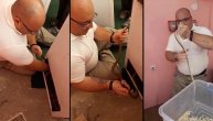 Vladica golim rukama hvata zmije
