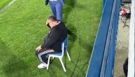 Trenera Mladosti zabolela leđa pa seo na teren