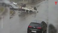 Vozač izleteo iz kombija dok se prevrtao pa pobegao