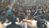 Igrači Partizana pevaju sa navijačima posle poraza u derbiju