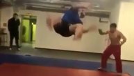 Samoubilački salto! Upornost ovog momka je bizarna