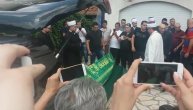 Počela sahrana legendarnog Sinana Sakića u Loznici