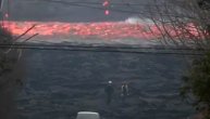 Lava teče kao podivljala reka