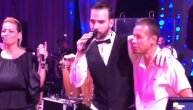 Mladoženja Filip Živojinović zapevao sa Dr Igijem "Oči boje duge"