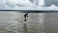 Nova letnja zanimacija! Sa ovom "surf" daskom lebdite iznad vode
