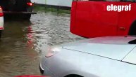 Jezero u Beogradu na sred ulice, automobili i gradski saobraćaj stoje