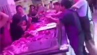 Bahati Kinezi se gađaju mesom