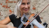 Letonska seks bomba na ulicama Rige svira violinu