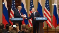 Putin poklonio fudbalsku loptu Trampu, a ovaj je dobacio Melaniji