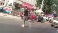 Papuče mu se zalepile za asfalt dok je prelazio ulicu