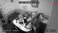 Vode ljubav na radiju uživo! Radnici se malo zaneli pred kamerama