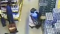 Beskrupulozni lopov! Karton pića sakrila pod haljinu, kamera sve snimila