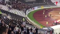 Grobari terali Đukića sa klupe skandiranjem sa tribina