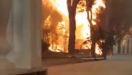 Ostao u dvorištu dok je oko njega divljao požar