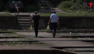 Opasno po život! Ne železničkoj stanici Topčider putnici nemaju uređene staze već preskaču prugu