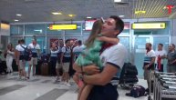 Najveća podrška, najsnažniji zagrljaji! Deca vaterpolista skočila u zagrljaj svojim herojima