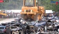 Pa, da li je moralo baš ovako? Buldožer za nekoliko minuta satro na desetine skupocenih automobila, ljudi oduševljeno posmatrali