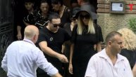Uplakanu udovicu Miše Ognjanovića pridržavaju na sahrani