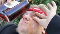 Ušmrkao je kari, sipao konjak u oči pa skuterom s krova kuće skočio u bazen