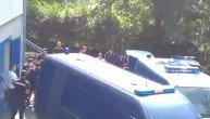 Hrvatski huligani odlaze iz policijske stanice u Grockoj