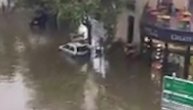 Francuska pod vodom! Ulice se pretvorile u rečna korita, automobili i prikolice plutaju