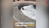 Svega ima: Usred dana kupa se u fontani u centru Beograda