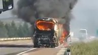 Dim ometa vozače: Gori autobus na autoputu