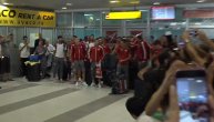 Sve se ori, svi slave: Doček Zvezdinih fudbalera na aerodromu