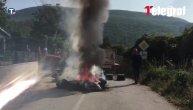 Bivši teroristi OVK zapalili gume na putu ispred sela Banje