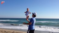 Akrobata od samo 10 meseci! Ova beba je bila glavna atrakcija na plaži