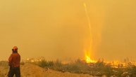 Tornado uvukao vatrogasno crevo i "dirigovao" plamenu