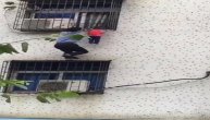 Detetu se glava zaglavila u rešetkama prozora, visilo sa višespratnice duže od 20 minuta