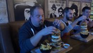 Predstavnici medija imali pola sata da pojedu najveći burger u Srbiji
