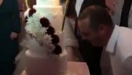 Novi svadbarski običaj u Crnoj Gori: Torta za mladence tras na pod