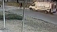UZNEMIRUJUĆ VIDEO! Kombijem usmrtio ženu na pešačkom prelazu ispred škole