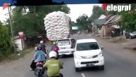 Indonežanin prevrnuo kamion pomoću žita