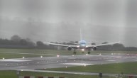 Zastrašujuće sletanje aviona kroz oluju