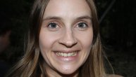 Ona stavlja na lice ono od čega sve žene beže i to radi sa osmehom