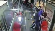 Manijak zlostavlja devojčicu u tramvaju, a svi samo gledaju
