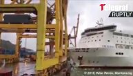 Trajekt tresnuo u kran. Konstrukcija se srušila i planula u sekundi