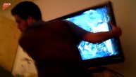 Bahati gejmer poludeo zbog igrice i demolirao televizor