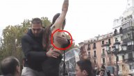 Fašista skidao golu demonstrantkinju sa bine i odmah se uhvatio za grudi